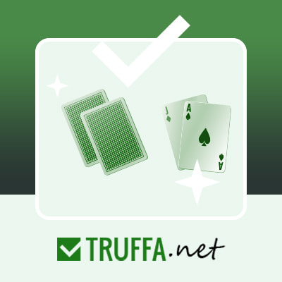 Delle carte da blackjack, un trofeo e delle fiches da casinò