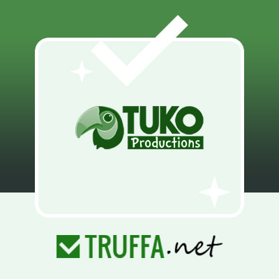 Logo Tuko con fiches da casinò, roulette e slot.