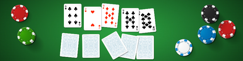 Una mano di courchevel, con le cinque carte comuni e le cinque carte private del singolo giocatore.