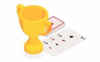 Delle carte da blackjack, un trofeo e delle fiches da casinò