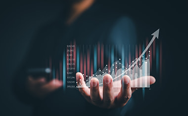 Mano che sostiene un grafico che simbolizza l'aumento dei fondi investiti con il trading online