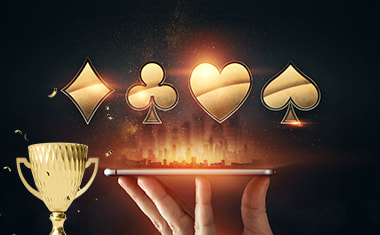Smartphone e semi delle carte francesi per simbolizzare il poker online