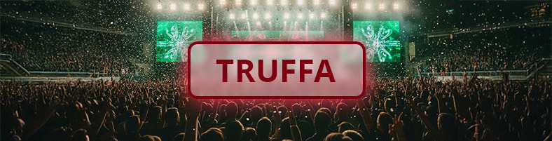 Una folla a un concerto con un segnale di avvertimento per le truffe