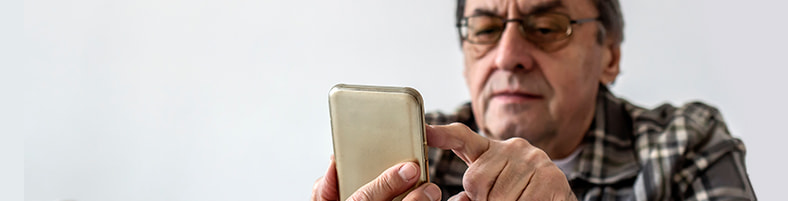 La truffa del falso nipote sullo smartphone di una persona anziana