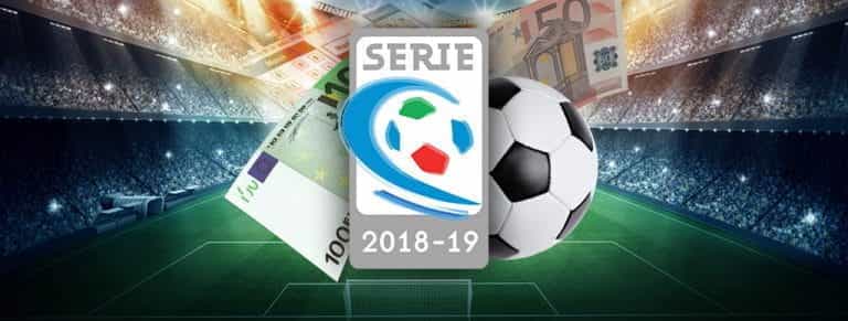 Il logo della Serie C, alcune banconote in euro, un pallone da calcio e una schedina scommesse sportive