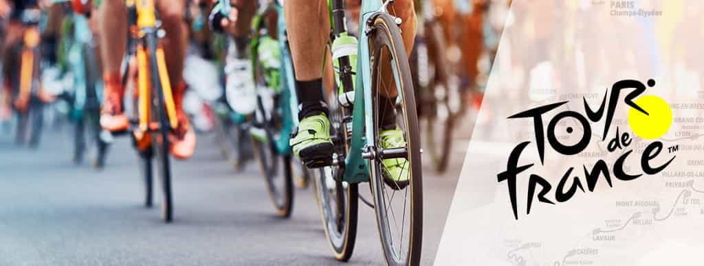 Un gruppo di ciclisti in azione e il logo del Tour de France di ciclismo