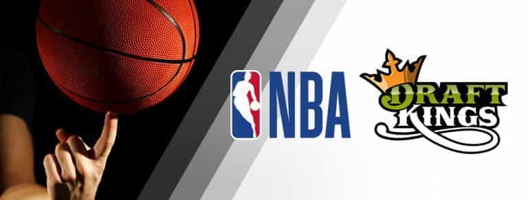 Un pallone da basket, il logo NBA e il logo DraftKings