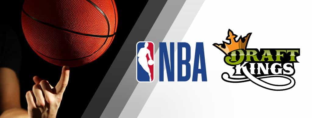 Un pallone da basket, il logo NBA e il logo DraftKings