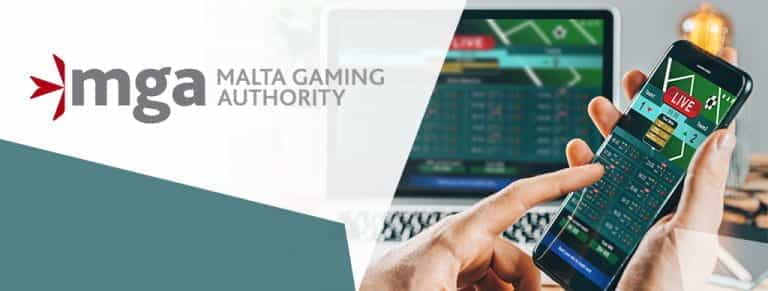 Il logo della Malta Gaming Authority (MGA) e uno smartphone connesso ad un sito di scommesse