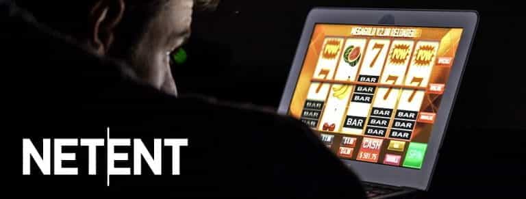 Il logo di NetEnt e un uomo che gioca a slot online