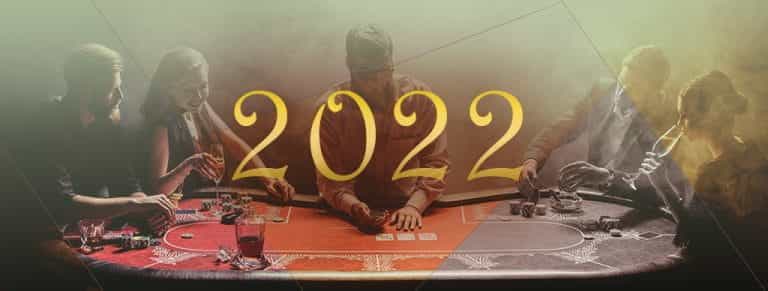 Persone che giocano a poker in un casinò e la scritta 2022.