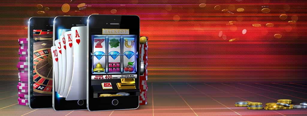 Tre tablet con giochi roulette, carte e slot online e fiches da casinò