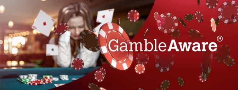 Donna al tavolo di un casinò, carte e fiches e logo GambleAware