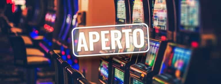 Interno di una sala gioco, cartello Aperto