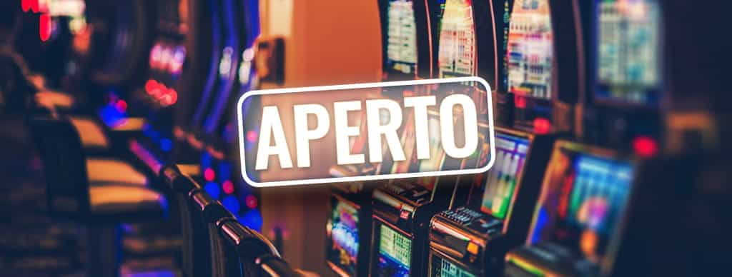 Interno di una sala gioco, cartello Aperto