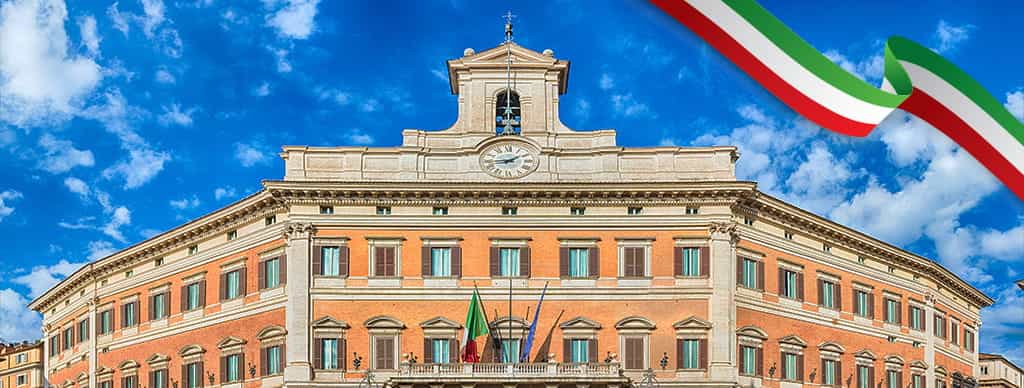 Facciata di Montecitorio, bandiera italiana