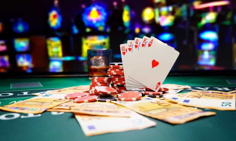 Carte, fiches e euro su un tavolo verde
