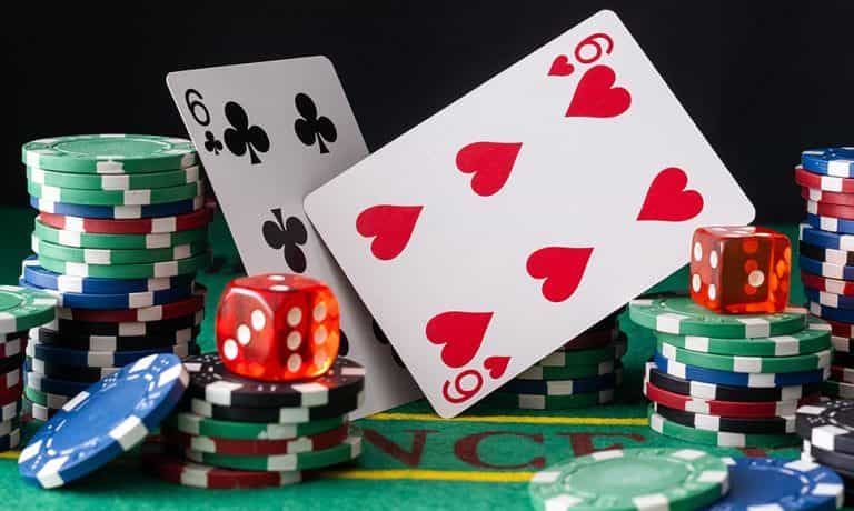 Tavolo verde con fiches e carte