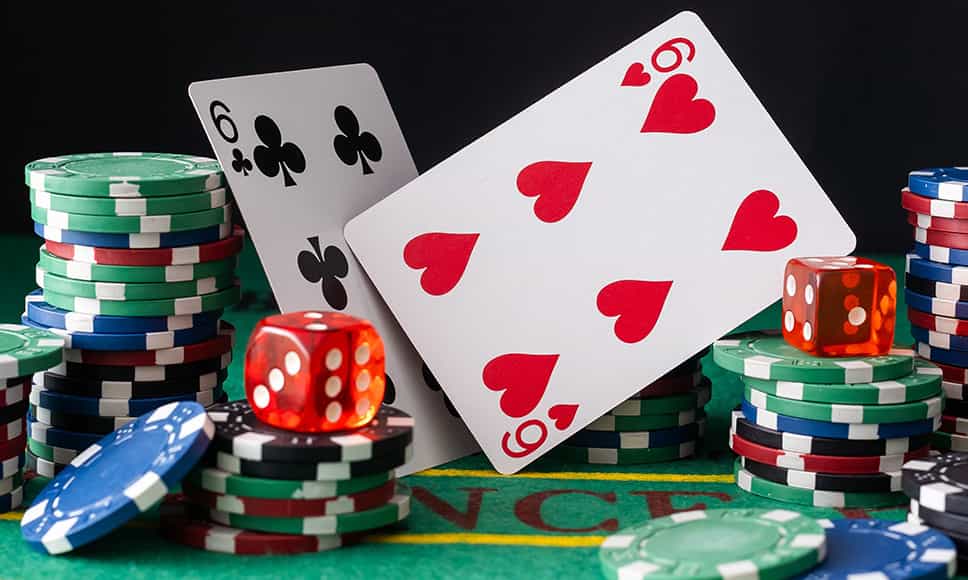 Tavolo verde con fiches e carte