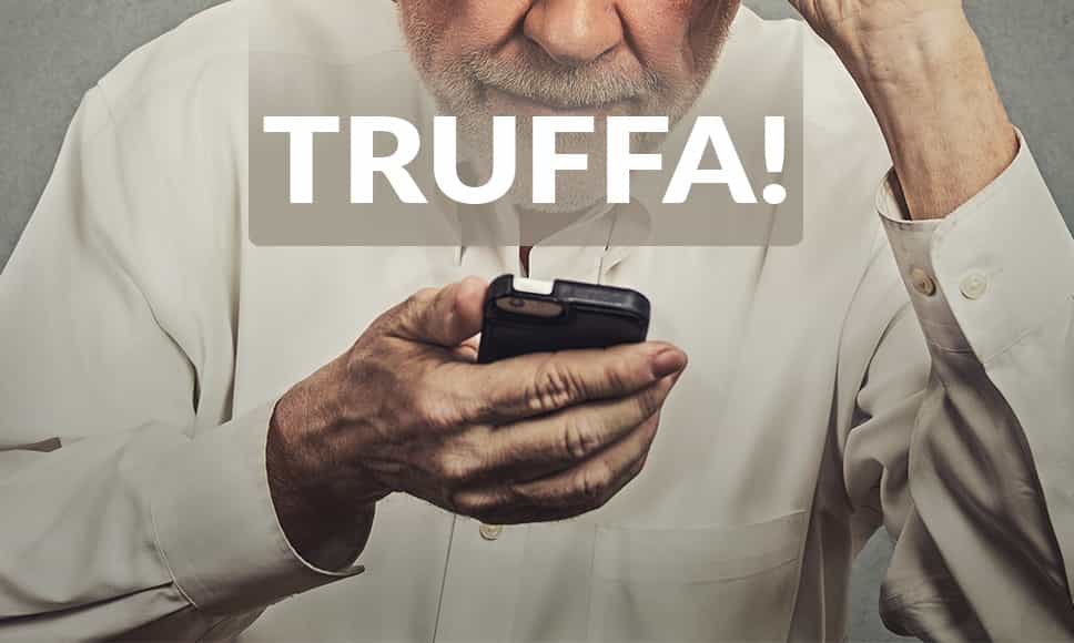 Anziano con uno telefono, scritta Truffa