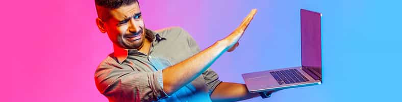 persona contrariata che guarda un pc