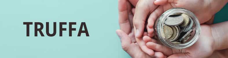 Mani con delle monete, scritta Truffa