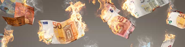 euro che vanno a fuoco su sfondo grigio