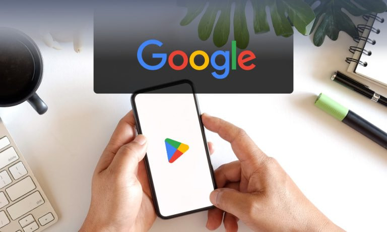Smartphone con logo Play Store, logo Google