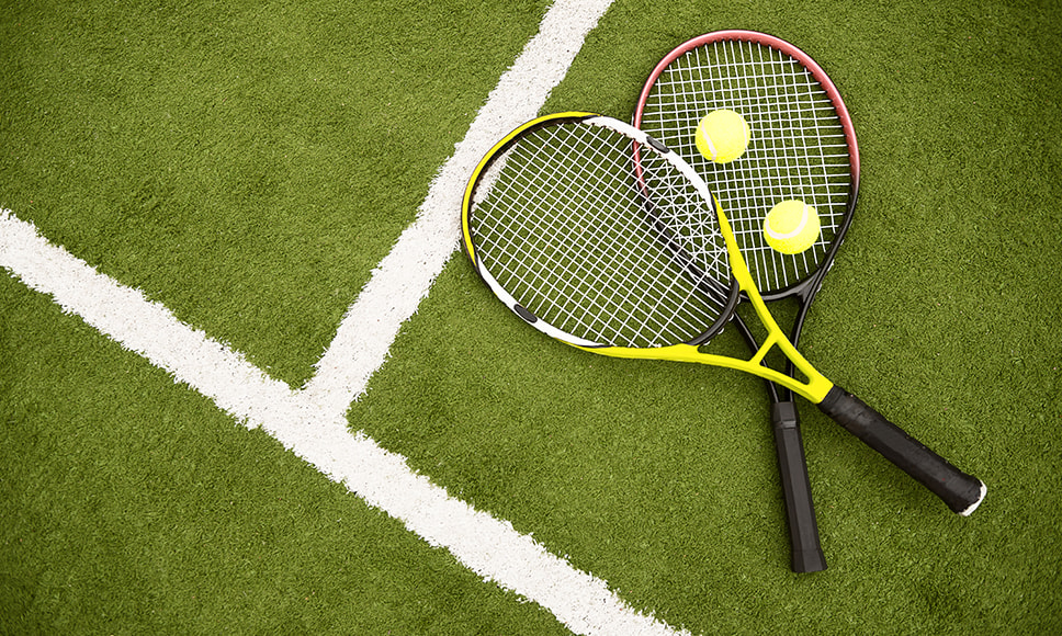 Due racchette da tennis e 2 palline