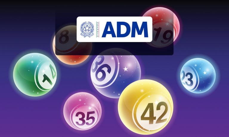 Logo Adm e palline del lotto sullo sfondo