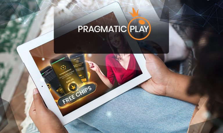 Logo Pragmatic Play e tablet che mostra Free Chips