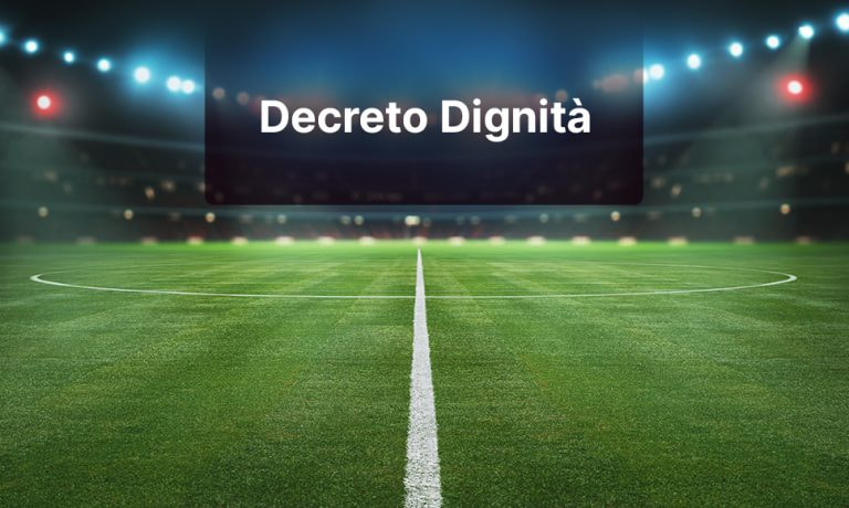 Campo da calcio e scritta Decreto dignità
