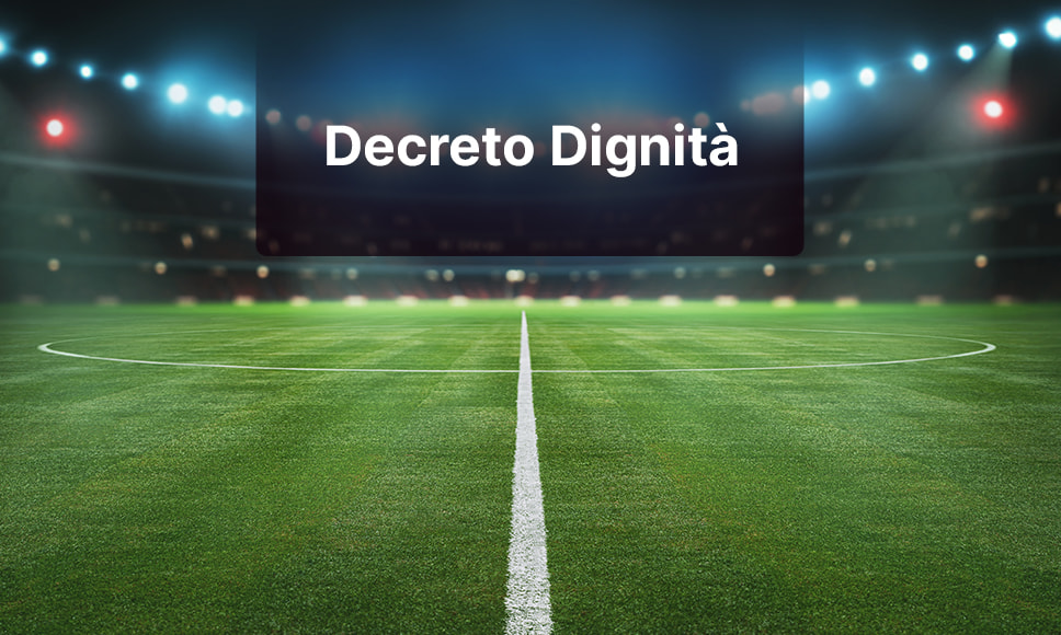 Campo da calcio e scritta Decreto dignità