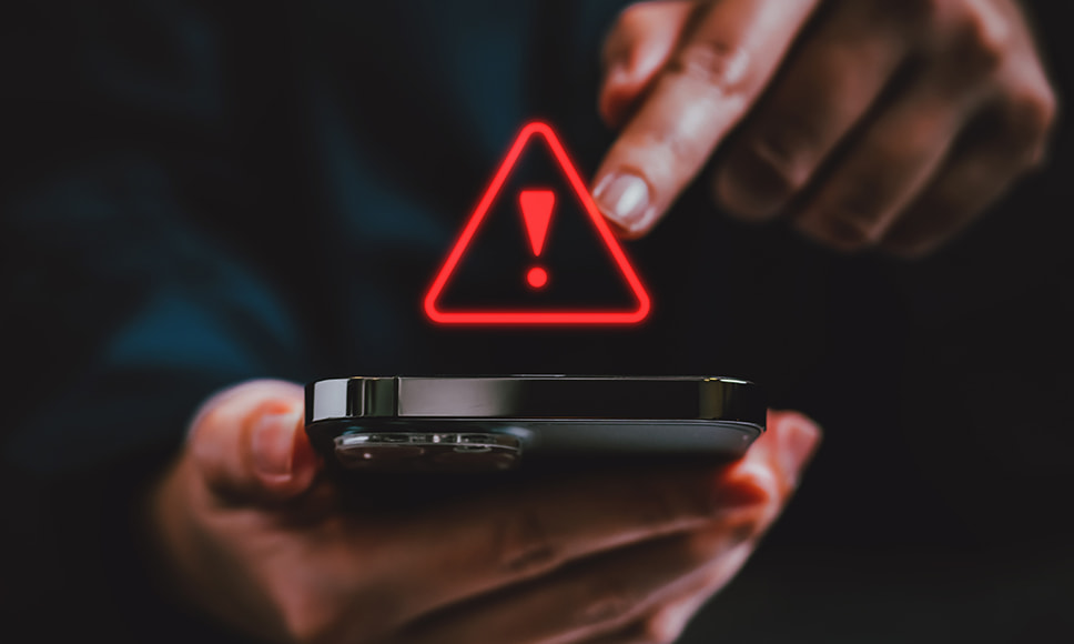 Smartphone e segnale di pericolo