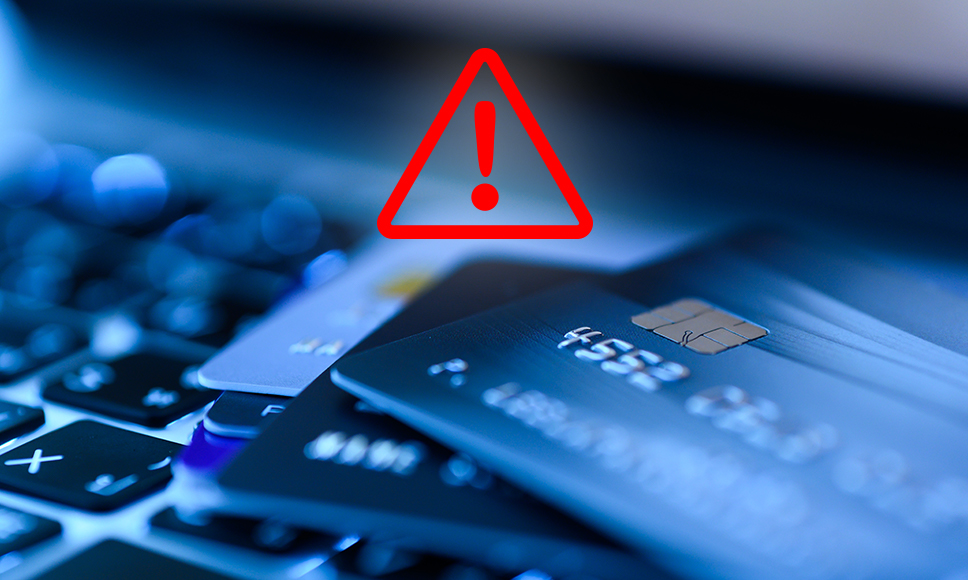 Carte di credito e simbolo del pericolo