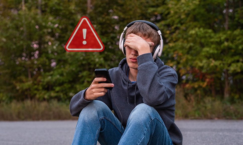 Ragazzo al telefono sconsolato e simbolo di allarme