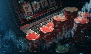 Laptop con slot online e fiches da casinò