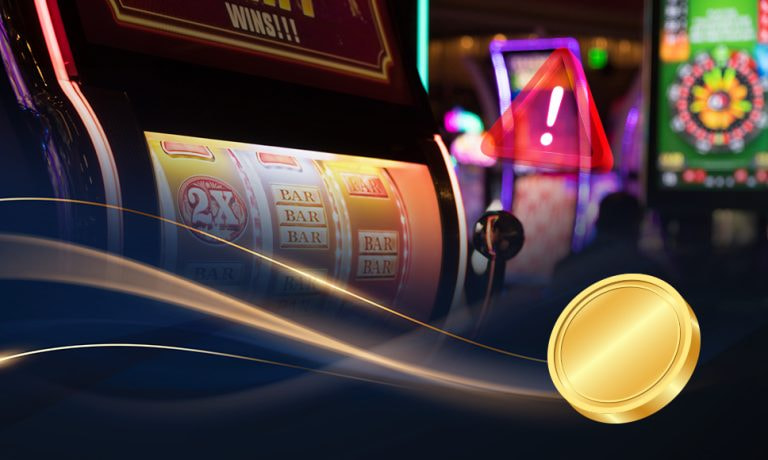 Una slot, una moneta e il segnale di pericolo
