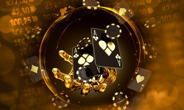 Mano che tiene carte e fiches da poker