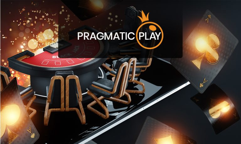 Tavolo da gioco, carte da gioco e logo Pragmatic Play