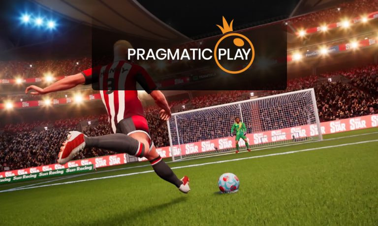 Un calciatore che tira un calcio al pallone verso rete e il logo di Pragmatic Play