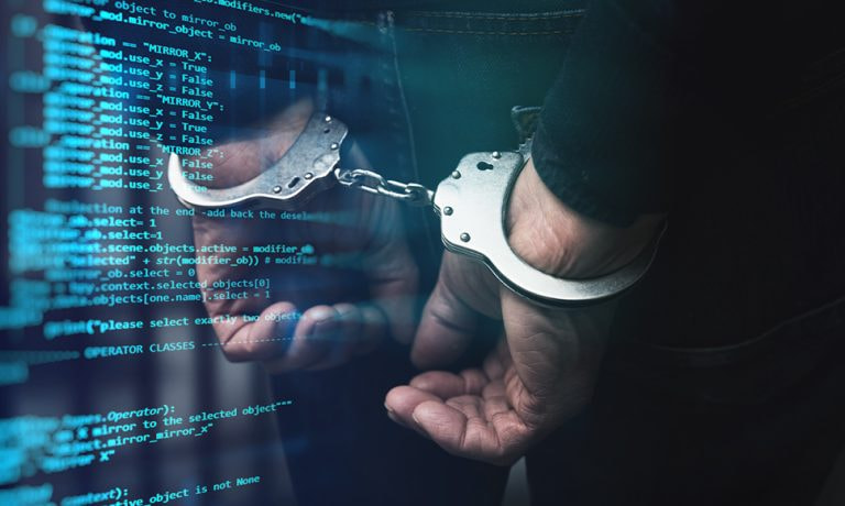Uomo in manette, sfondo con codici html