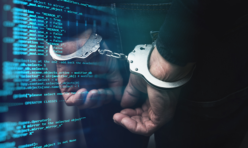 Uomo in manette, sfondo con codici html