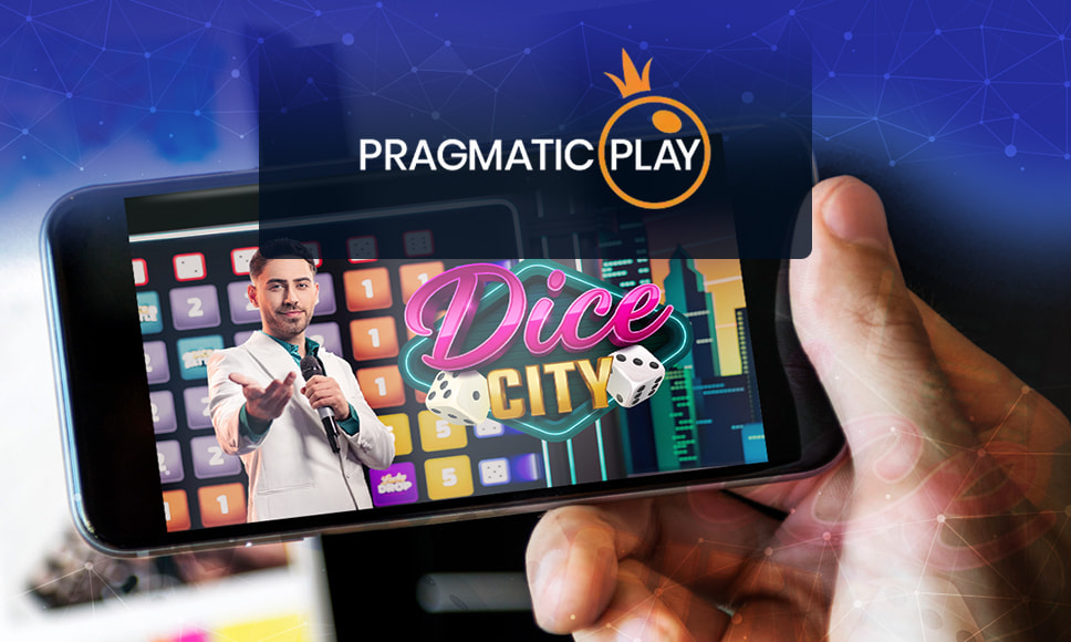 Mano che regge uno smartphone che mostra il gioco Dice City. Sopra il logo di Pragmatic Play.