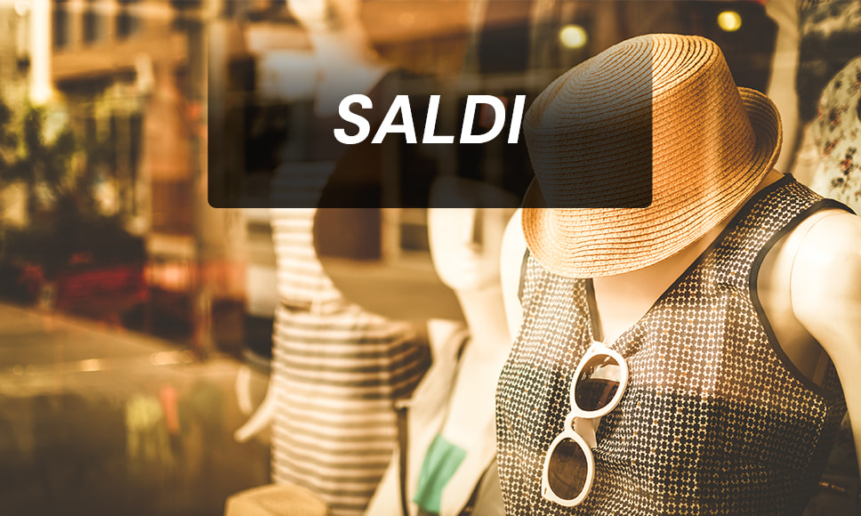 Vetrina di un negozio di abbigliamento, scritta Saldi