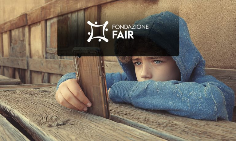 Logo Fondazione Fair e ragazzo con smartphone e sguardo triste.