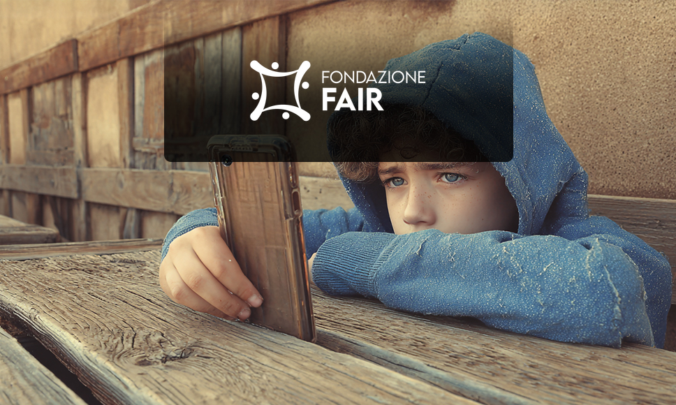 Logo Fondazione Fair e ragazzo con smartphone e sguardo triste.