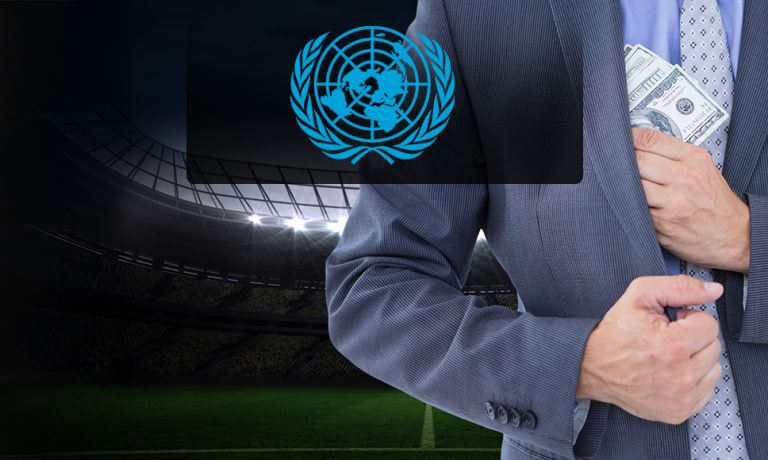 Logo ONU, campo di calcio e uomo che nasconde banconote in modo sospetto