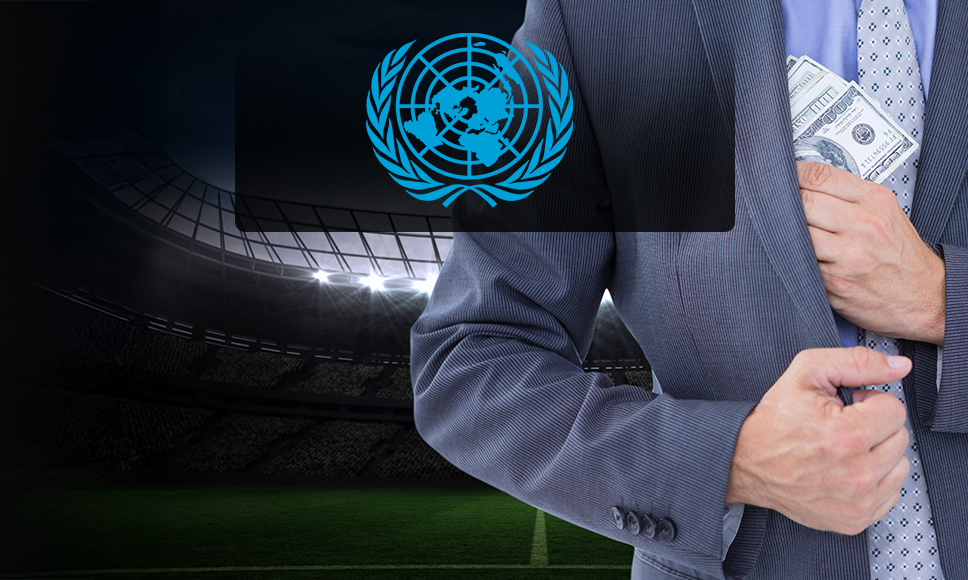 Logo ONU, campo di calcio e uomo che nasconde banconote in modo sospetto