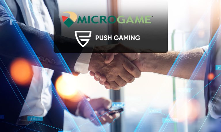 Logo Microgame e logo Push Gaming con due uomini d'affari che si stringono la mano.